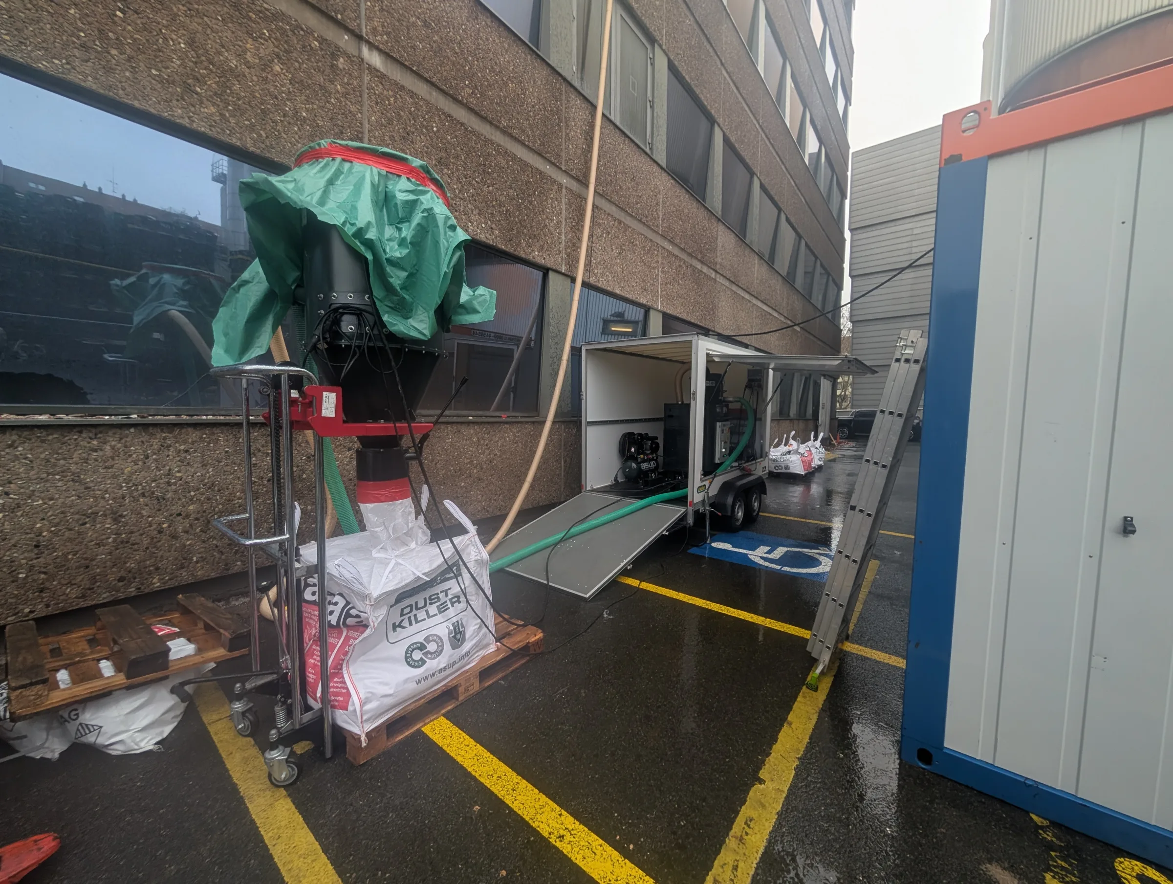 Unterdruckanlage mit Container-Rampe und Big-Bags fuer Asbestabfaelle