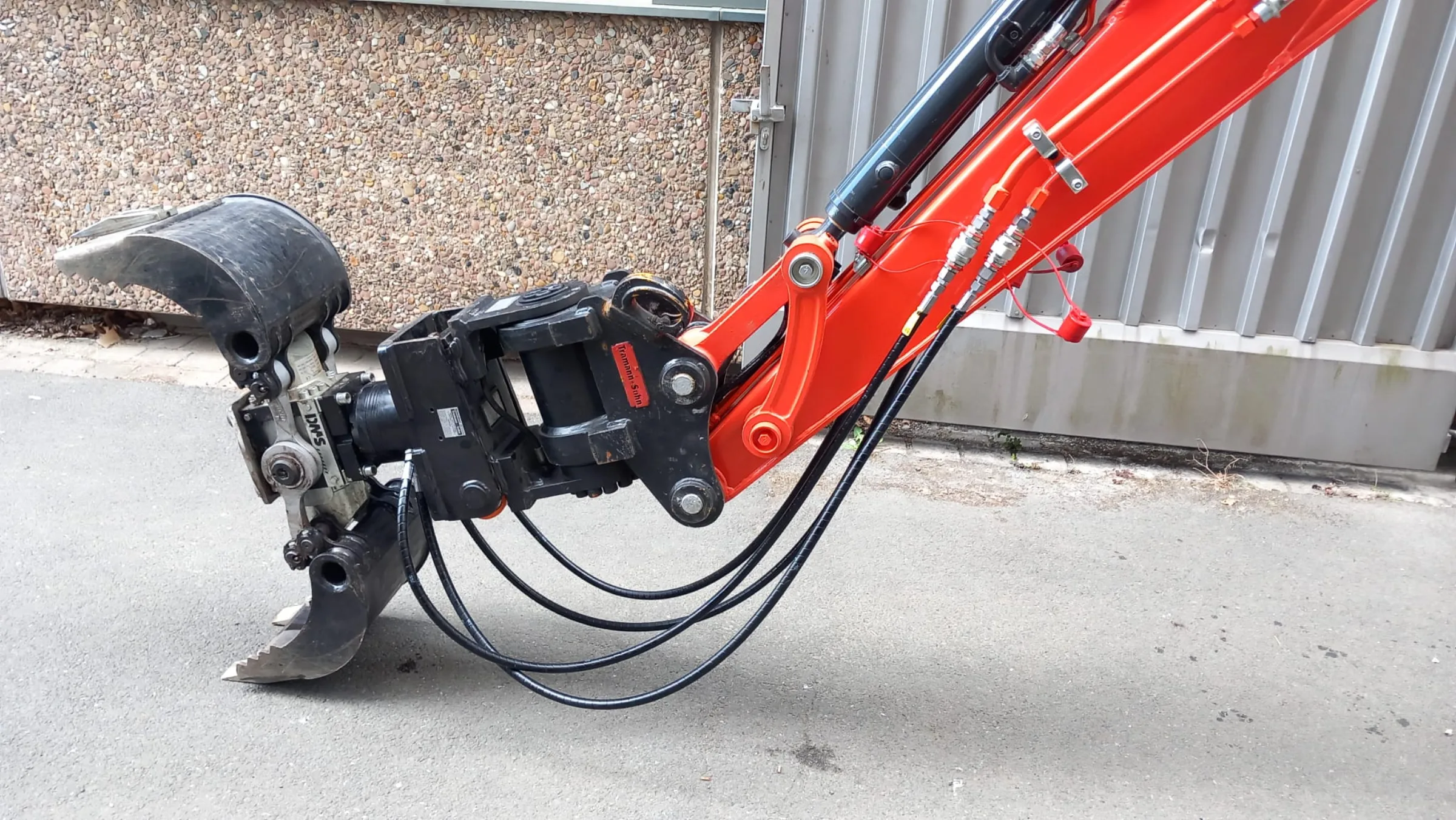 Detailaufnahme des Greifer-Arms unseres Kubota-Baggers für Erdarbeiten